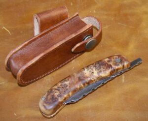 couteau friction, forgeron en normandie, tilly-sur-seulles, scramasaxe,, couteau, coutelas, pangermanique, viking, saxonne, wisigothique, semi-long, long tranchant, tranchant, affûtage, manche en noyer, bois, noyer, laforegaseb calvados, la forge à seb, forgeron, forge, coutellerie, coutelier, charbon, feu, érable vert