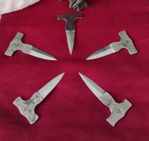 scramasaxe,, couteau, coutelas, pangermanique, viking, saxonne, wisigothique, semi-long, long tranchant, tranchant, affûtage, manche en chêne 100 ans, bois, chêne, sipo, laiton, garde, laforegaseb calvados, la forge à seb, forgeron, forge, coutellerie, coutelier, charbon, feu, calvados, normandie, mjöllnir, thor, marteau, dague