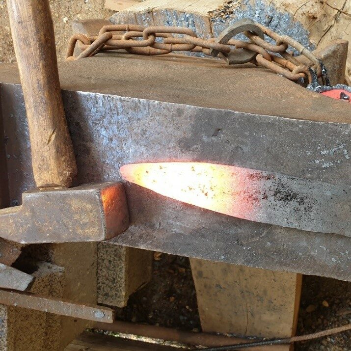 Morceau d'acier chauffé à plus de 900°C, frapé au marteau pour former la pointe d'une lame.
Présentation de la forge 