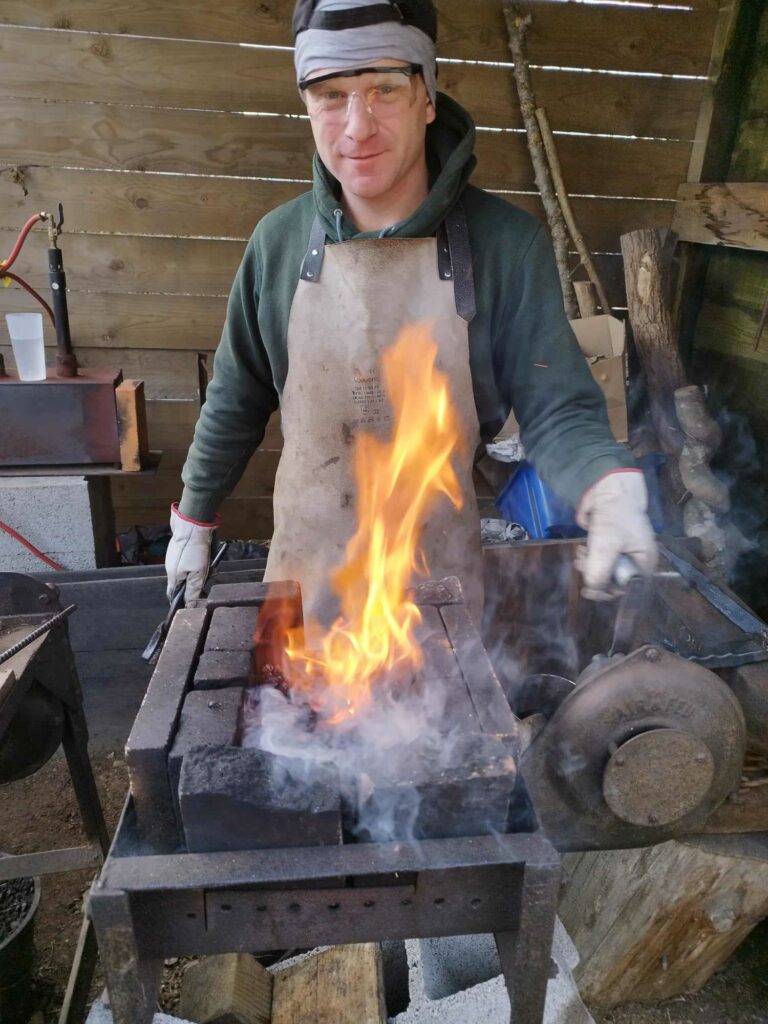 laforgeaseb.fr, La Forge à Seb, Tilly-sur-Seulles, Calvados, Normandie, Artisan, forge, forger, forgeron, charbon, marteau, polir, acier, couteau, brut de forge, fourche, torsades, guillochage, broche, barbecue, cheminée, feu, feu de camp, petite fourche, stage de forge, transformation, le gold, charcuterie, survie, le Lynx, pas de vis, stage de forge, stage, scramasaxe, peuplier flammé, iroko, vulcanisé, pic à viande, guillochage, xc 75, acier, bois